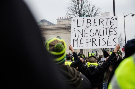 2048px-Yellow_Vests_-_Act_17
